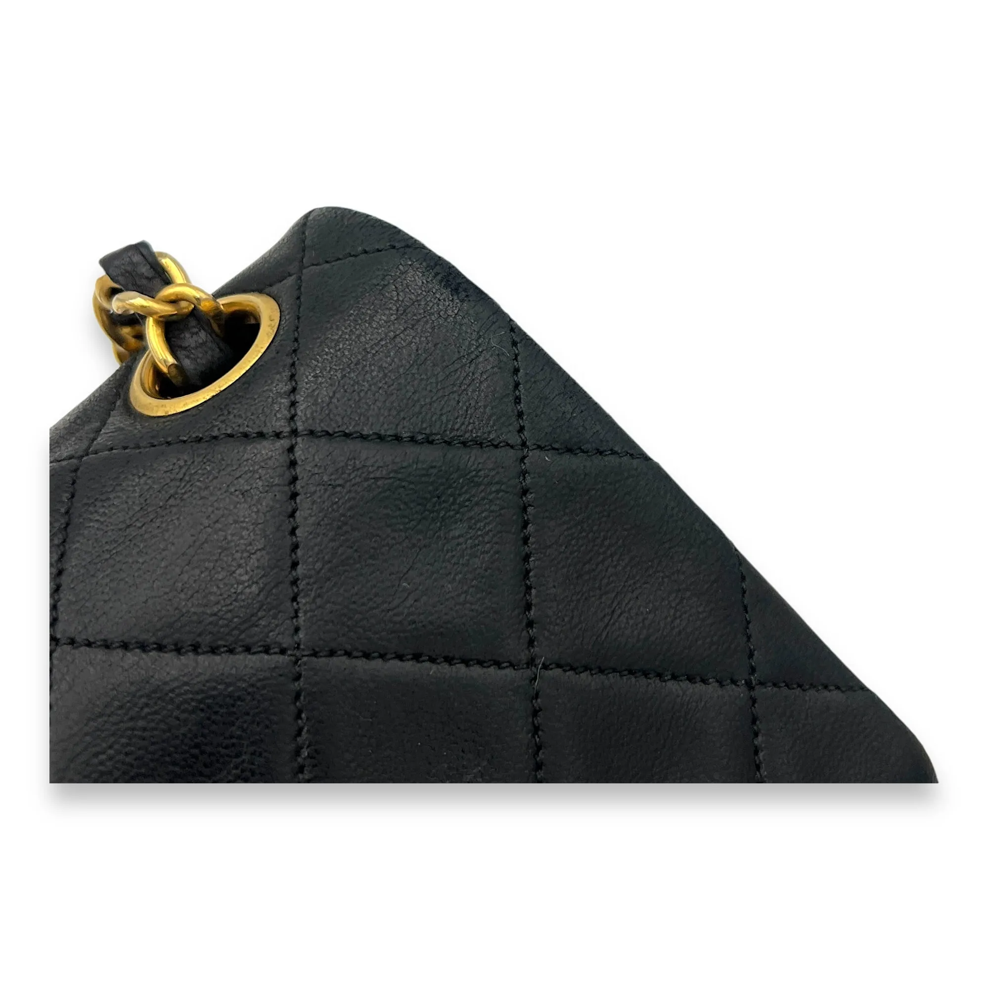 Classic Shoulder Bag Medium Black in Lambskin, Gold hardware