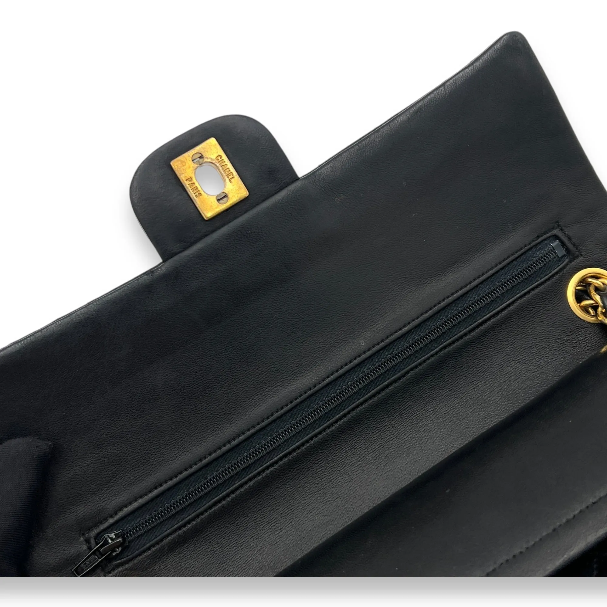 Classic Shoulder Bag Medium Black in Lambskin, Gold hardware