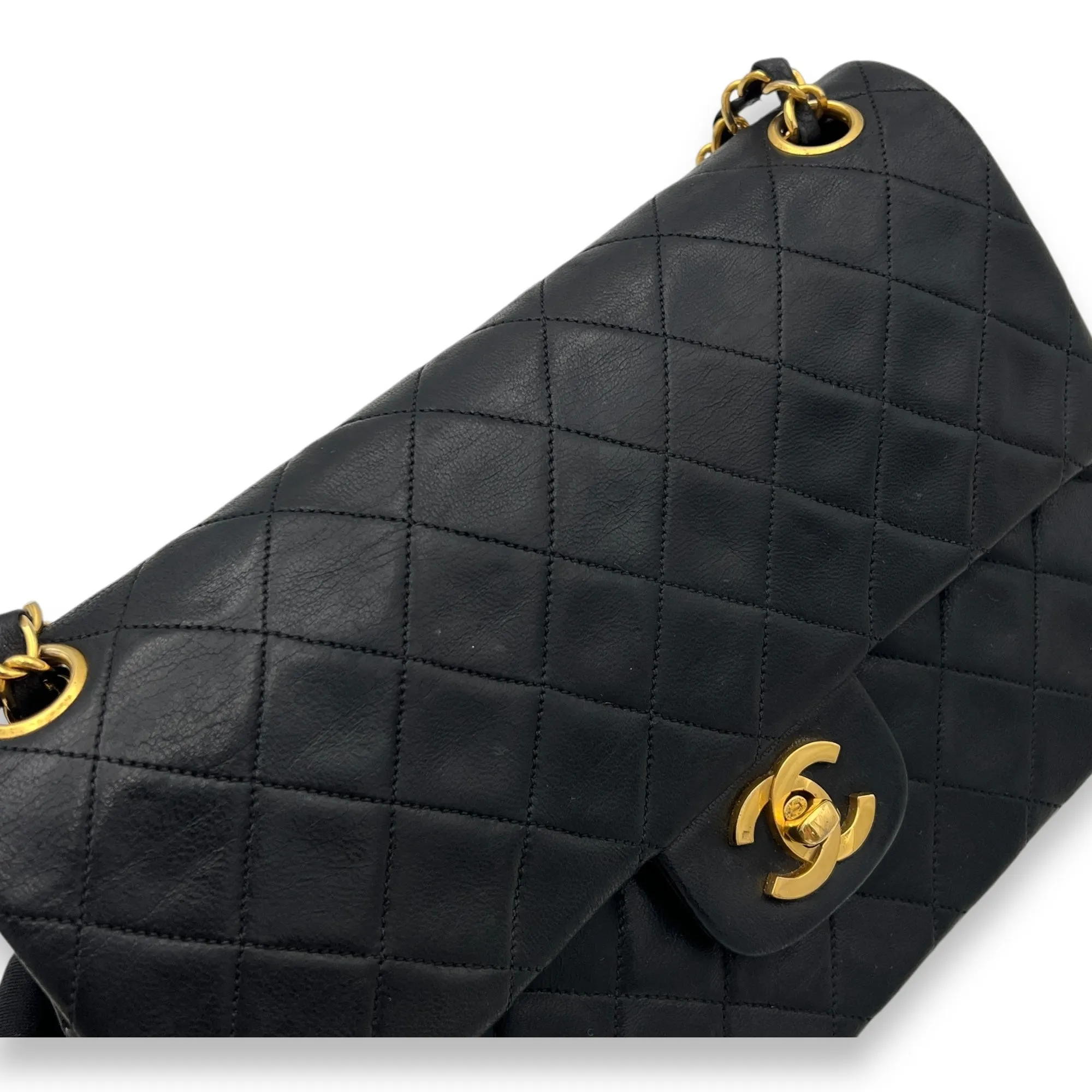 Classic Shoulder Bag Medium Black in Lambskin, Gold hardware