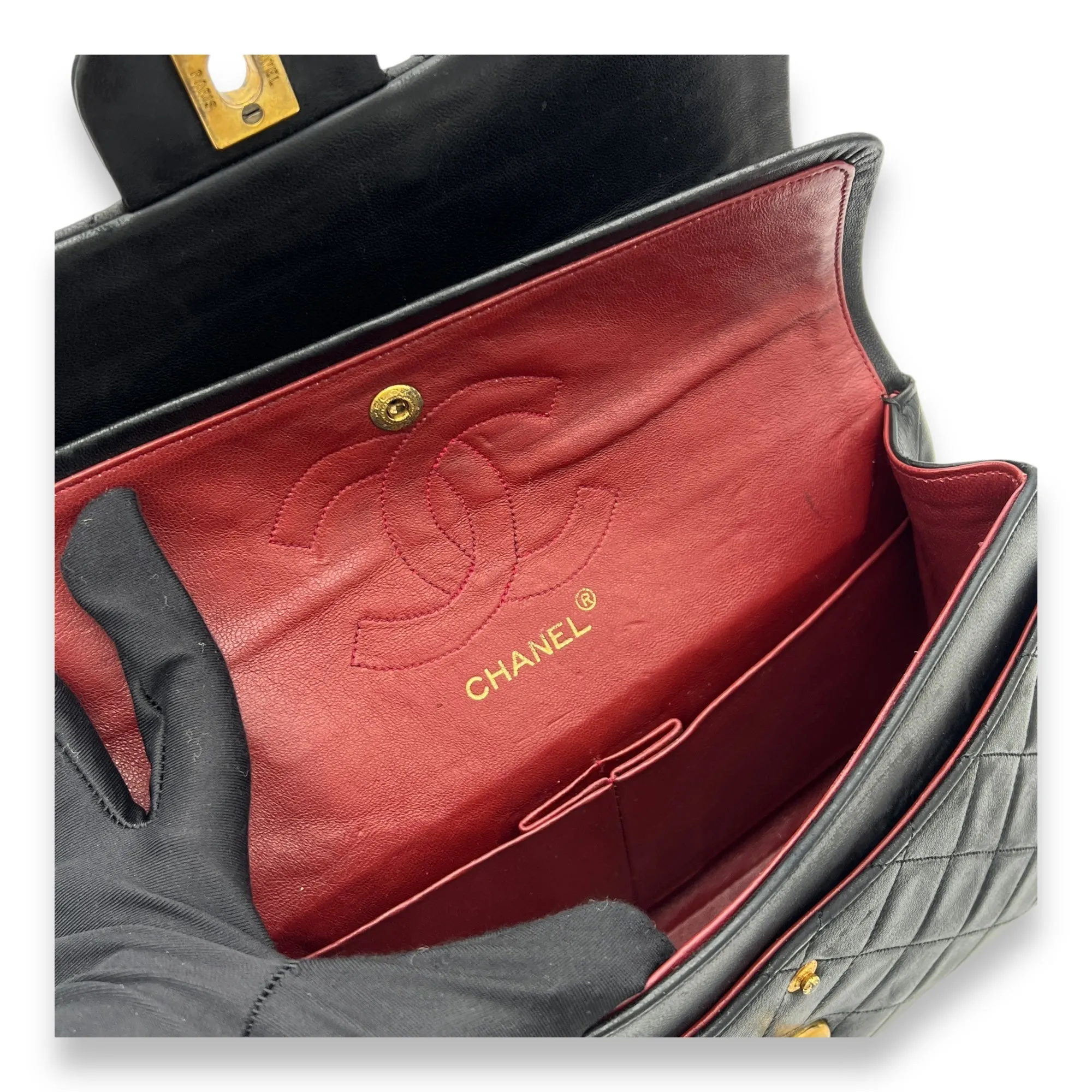 Classic Shoulder Bag Medium Black in Lambskin, Gold hardware