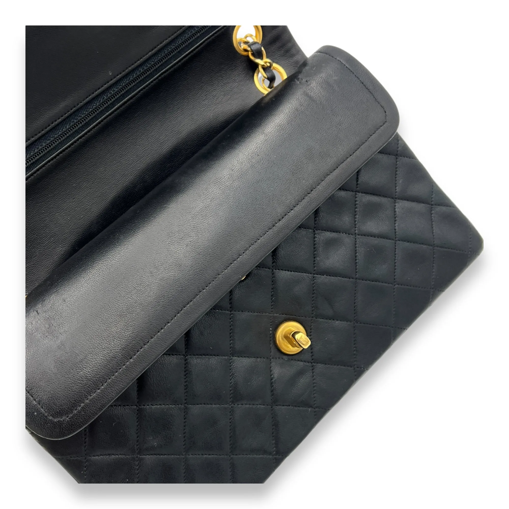 Classic Shoulder Bag Medium Black in Lambskin, Gold hardware