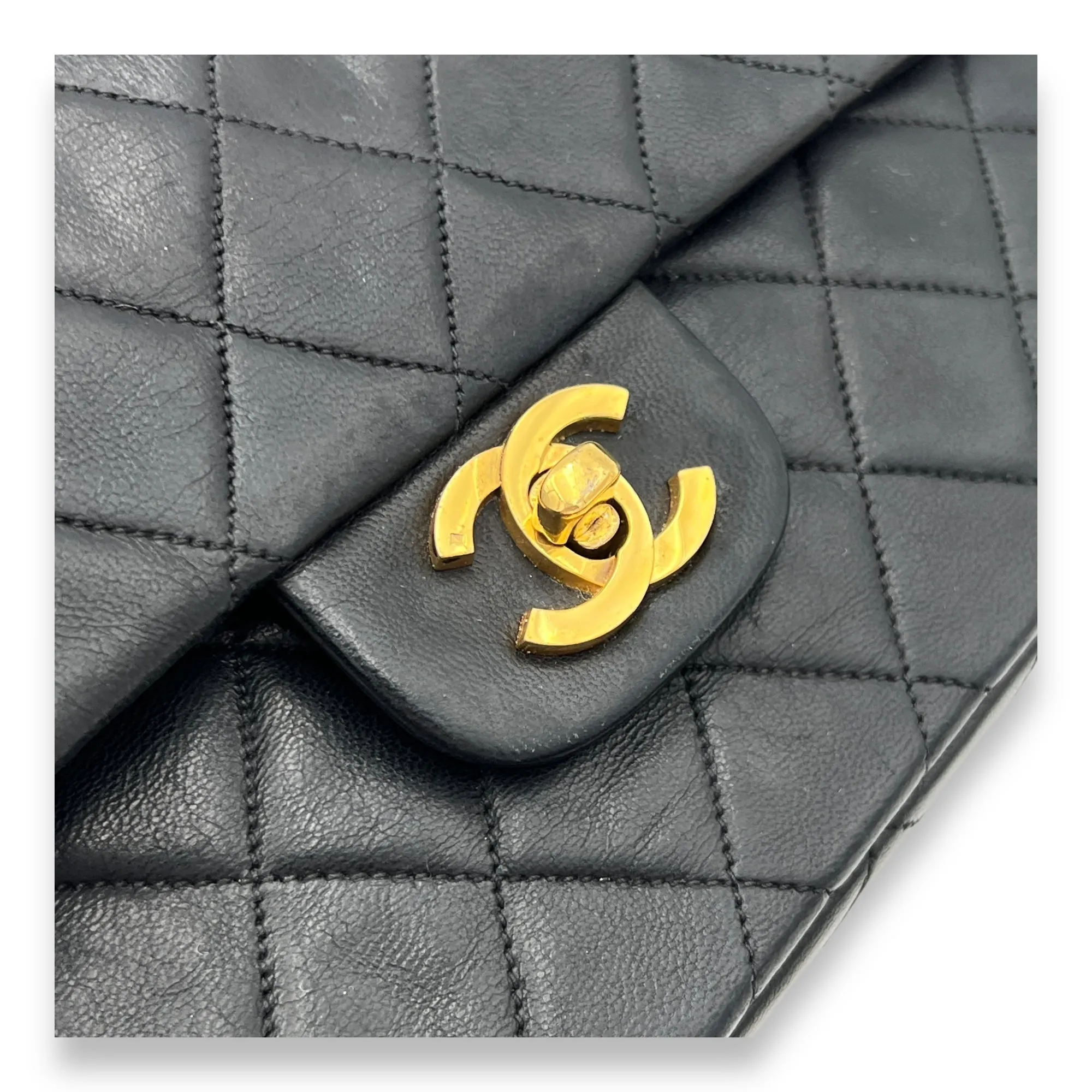 Classic Shoulder Bag Medium Black in Lambskin, Gold hardware